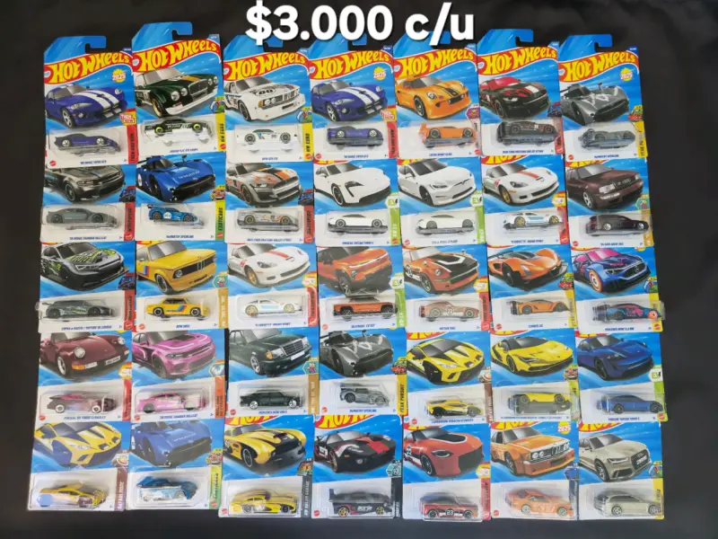 Colección de autos Hot Wheels variados