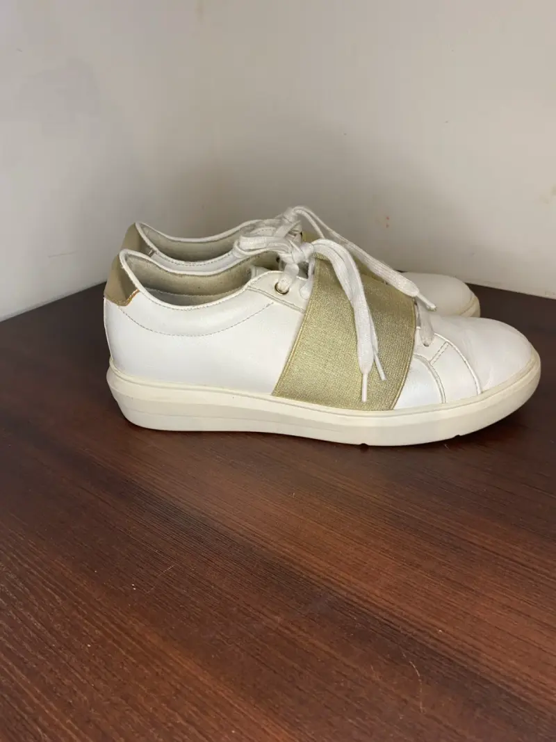Zapatillas blancas con detalle dorado para mujer - 1