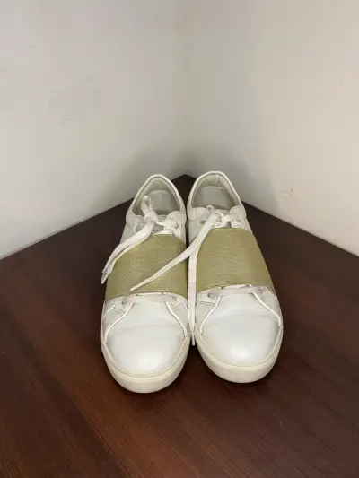 Zapatillas blancas con detalle dorado para mujer - miniatura 2
