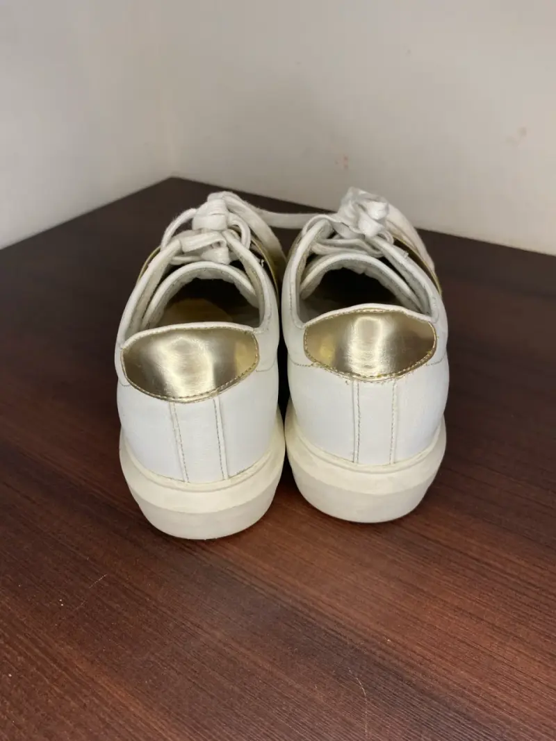 Zapatillas blancas con detalle dorado para mujer - 3