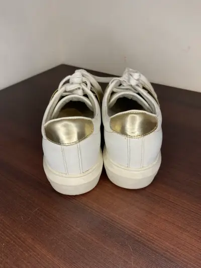 Zapatillas blancas con detalle dorado para mujer - miniatura 3