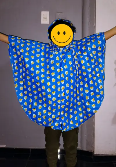 Poncho impermeable infantil azul con estampado - miniatura 1