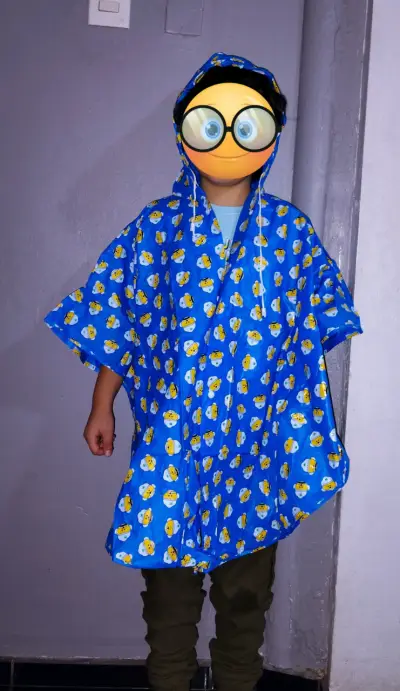 Poncho impermeable infantil azul con estampado - miniatura 2