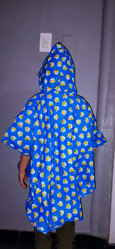Poncho impermeable infantil azul con estampado - miniatura 3