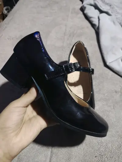 Zapatos de charol negros con taco para mujer - miniatura 2