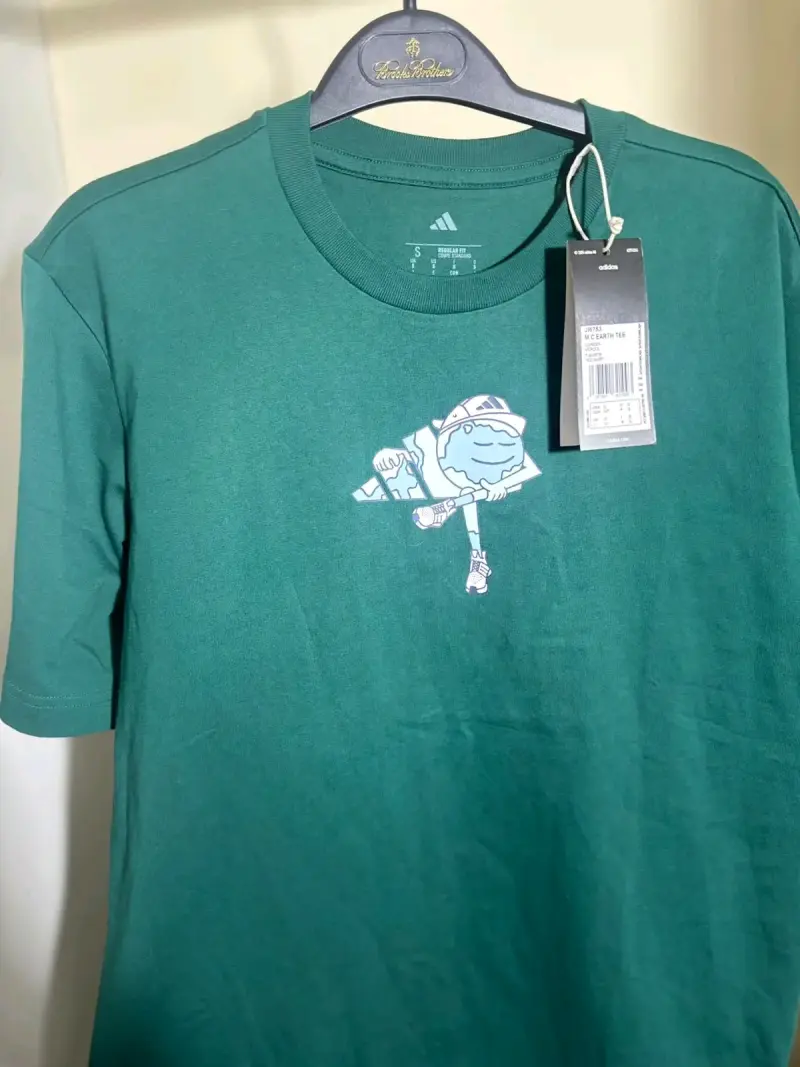 Polera verde Adidas con diseño gráfico - 2