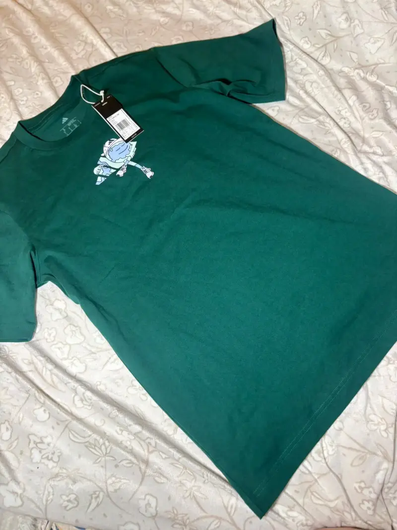 Polera verde Adidas con diseño gráfico - 3