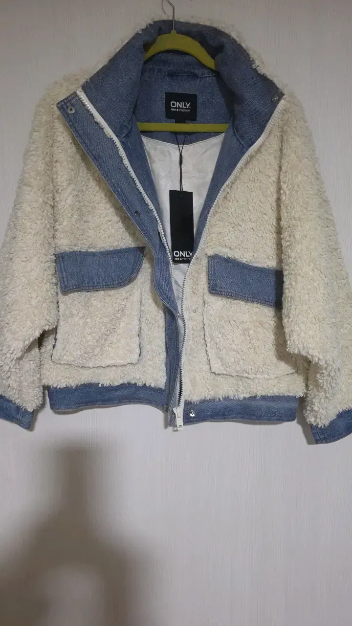 Chaqueta de lana con detalles en denim para mujer