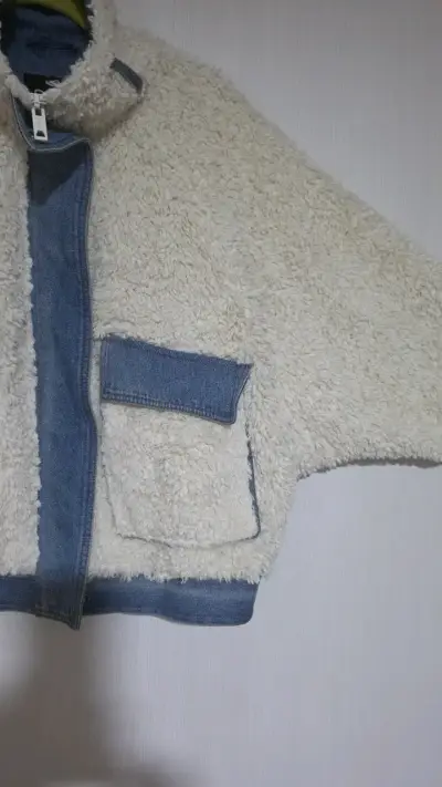 Chaqueta de lana con detalles en denim para mujer - miniatura 3