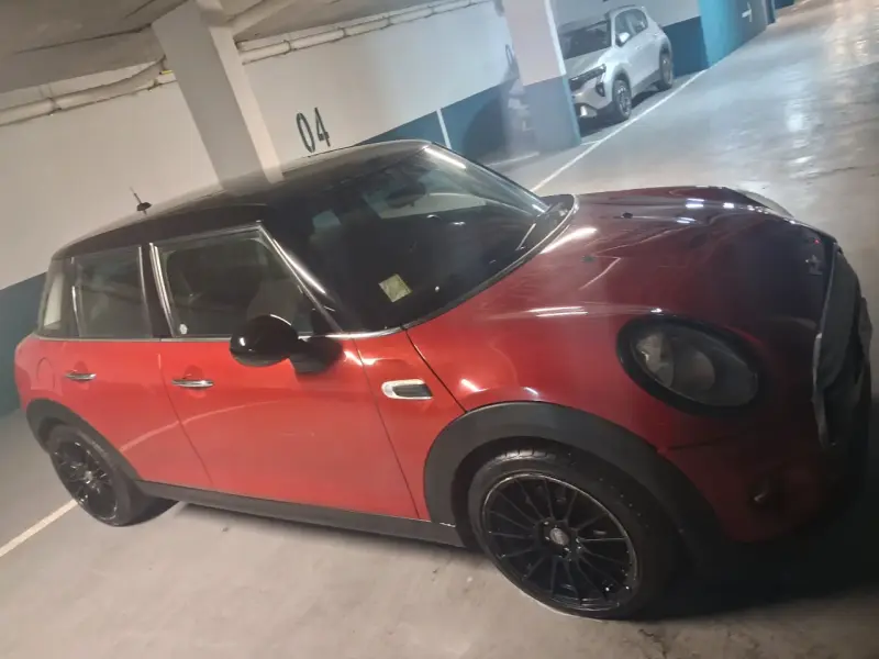Auto Mini Cooper rojo en buen estado - 1