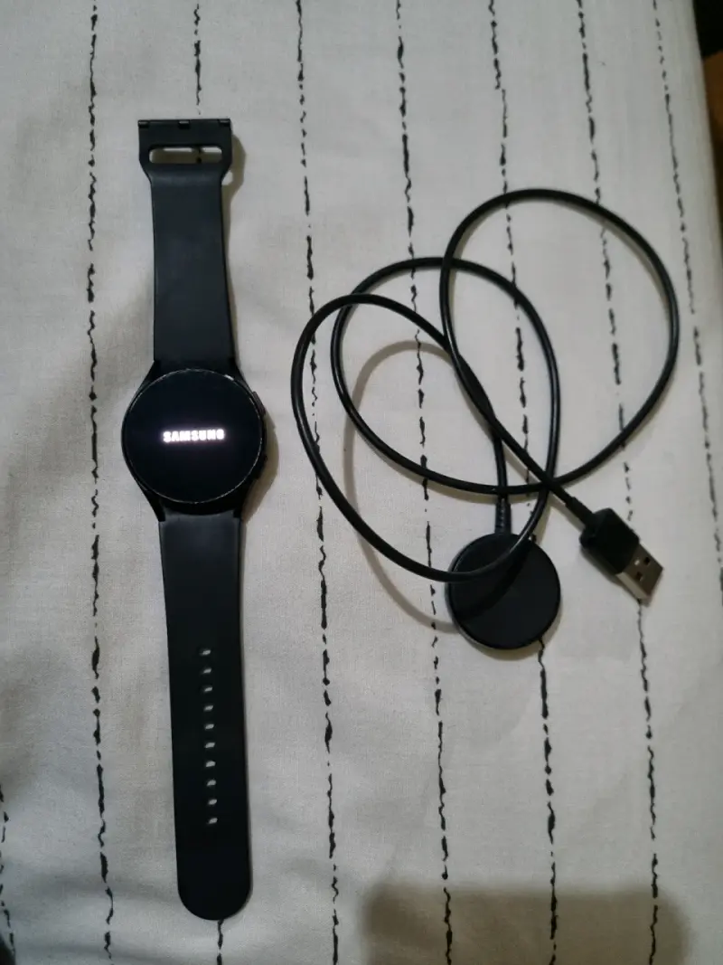 Reloj inteligente Samsung Galaxy con cargador - 1