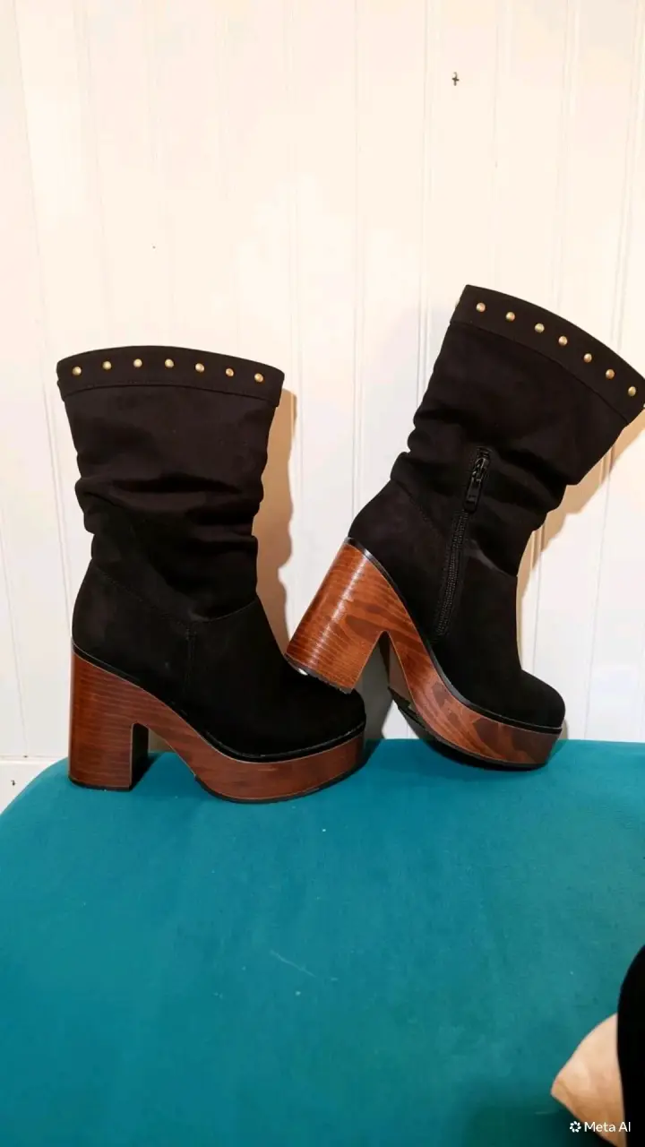 Botas negras de tacón alto con tachuelas - 2