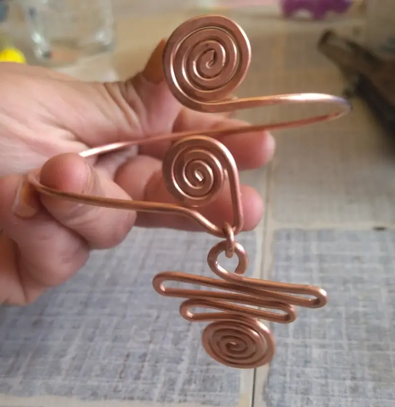 Brazalete de cobre con diseño espiral - 1