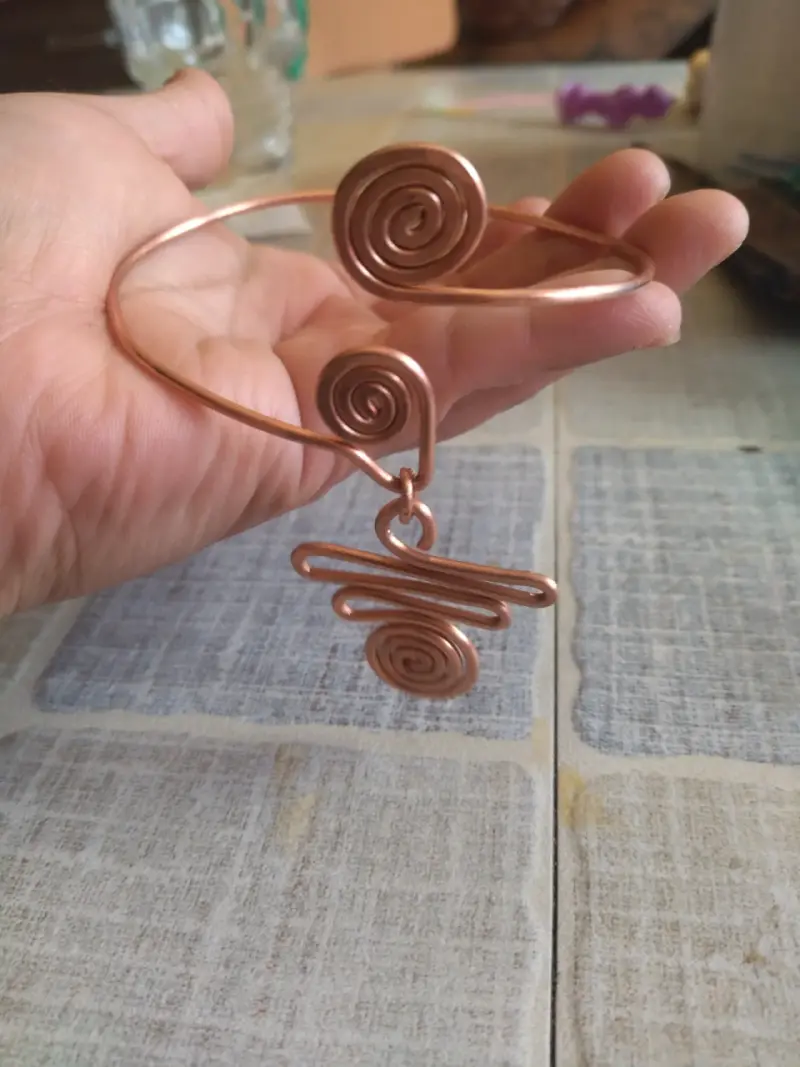 Brazalete de cobre con diseño espiral - 2