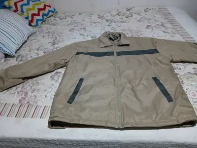 Chaqueta beige con detalles negros para hombre - miniatura 1
