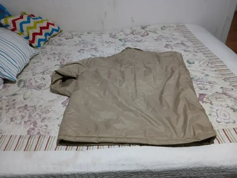 Chaqueta beige con detalles negros para hombre - 2