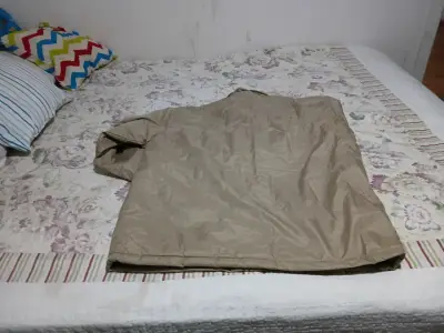 Chaqueta beige con detalles negros para hombre - miniatura 2