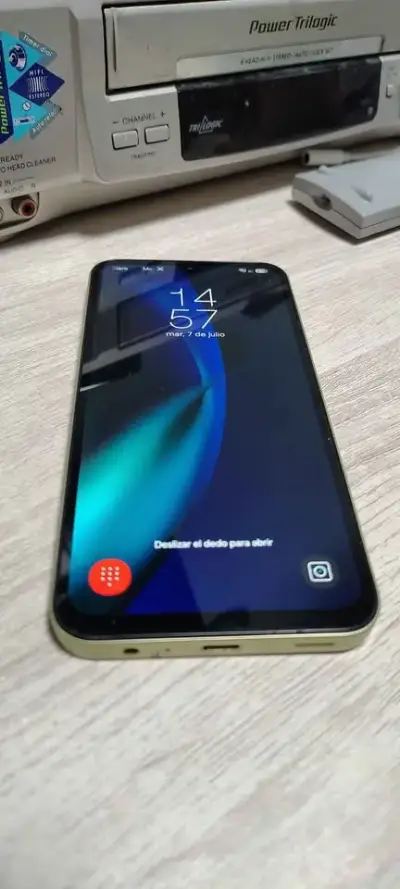 Smartphone Samsung A15 5G dorado con triple cámara - miniatura 1