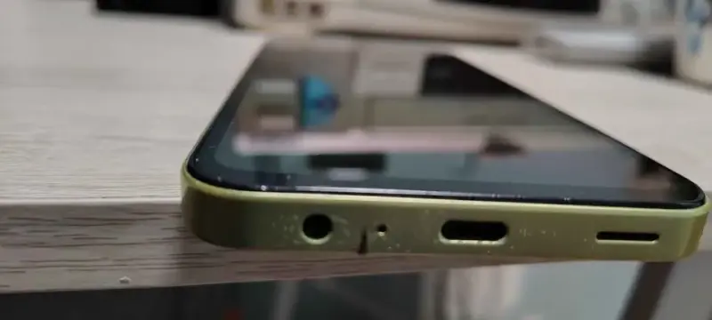 Smartphone Samsung A15 5G dorado con triple cámara - 2
