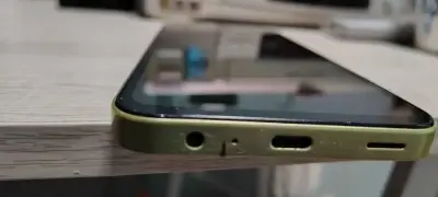 Smartphone Samsung A15 5G dorado con triple cámara - miniatura 2