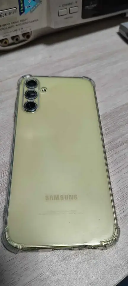 Smartphone Samsung A15 5G dorado con triple cámara - 3