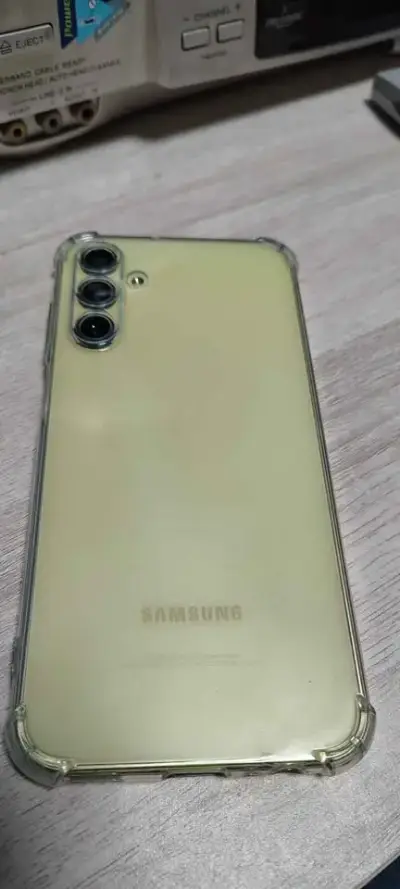 Smartphone Samsung A15 5G dorado con triple cámara - miniatura 3