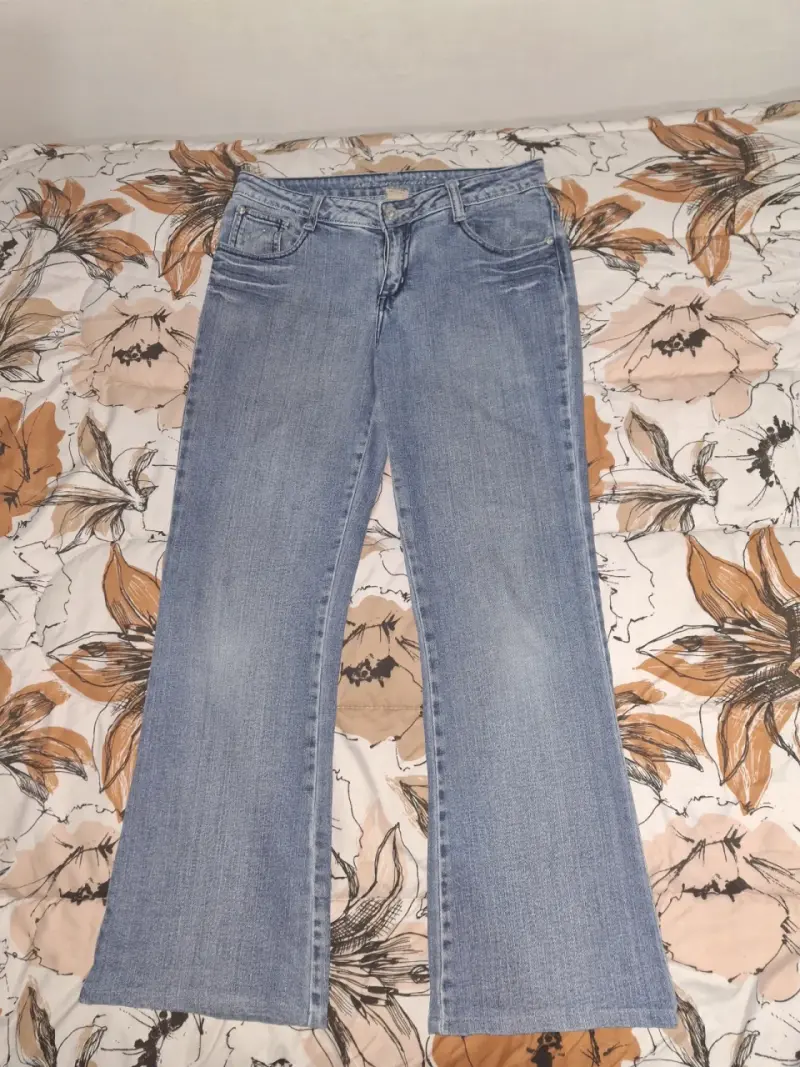 Jeans flare de mezclilla azul para mujer - 1