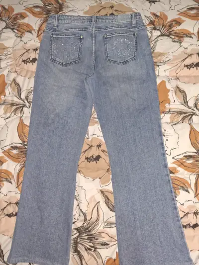 Jeans flare de mezclilla azul para mujer - miniatura 2