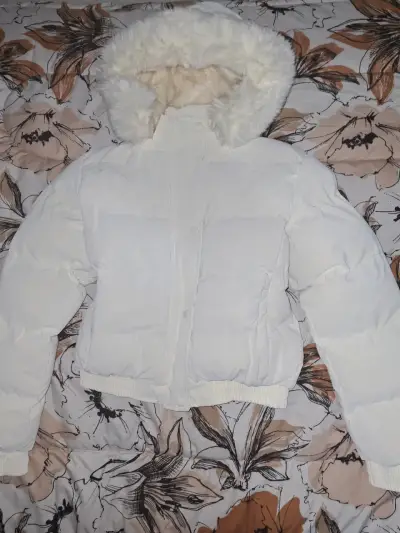 Chaqueta de invierno blanca con capucha de piel - miniatura 1