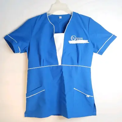 Uniforme médico azul con detalles blancos - miniatura 1