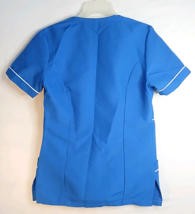Uniforme médico azul con detalles blancos - 2