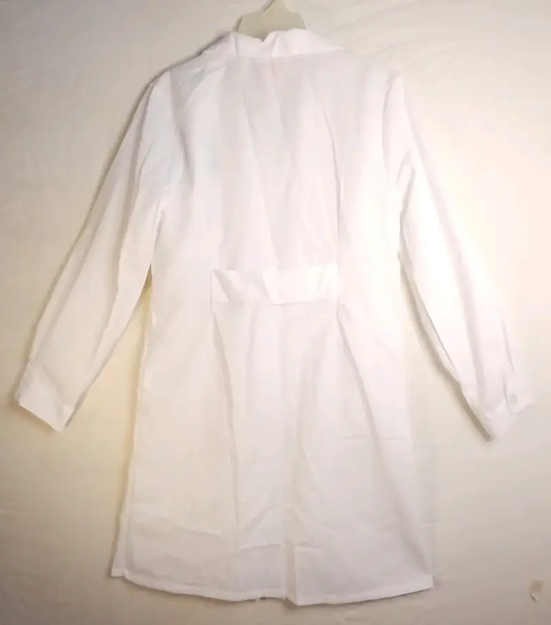Uniforme médico azul con detalles blancos - 6