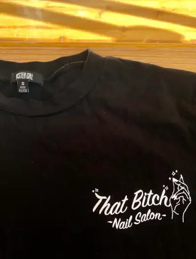Polera negra manga larga con diseño gráfico - miniatura 1