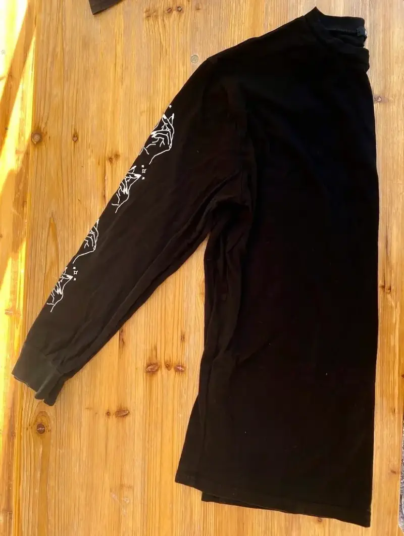 Polera negra manga larga con diseño gráfico - 2