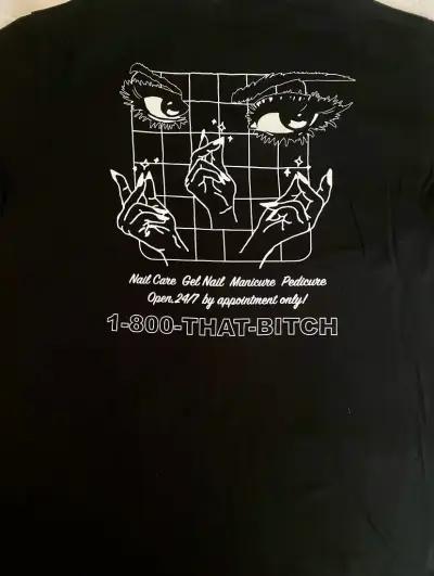 Polera negra manga larga con diseño gráfico - miniatura 3