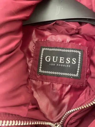 Abrigo largo acolchado burdeos Guess con capucha - miniatura 2