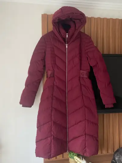 Abrigo largo acolchado burdeos Guess con capucha - miniatura 4