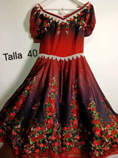 Vestido folclórico rojo con estampado floral - miniatura 1