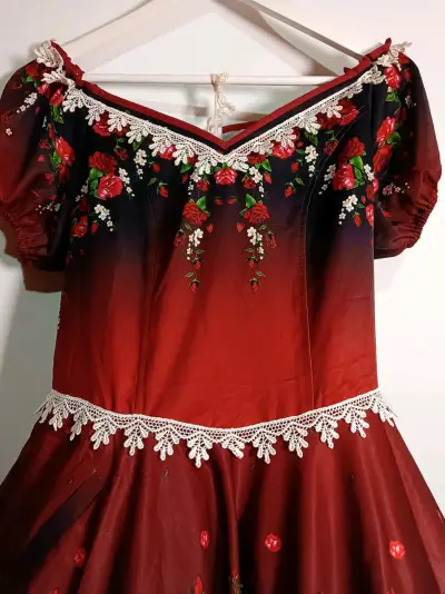 Vestido folclórico rojo con estampado floral - miniatura 2