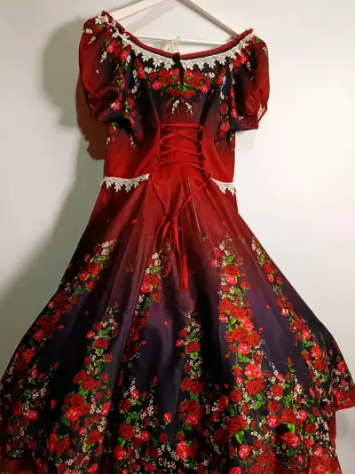 Vestido folclórico rojo con estampado floral - miniatura 3