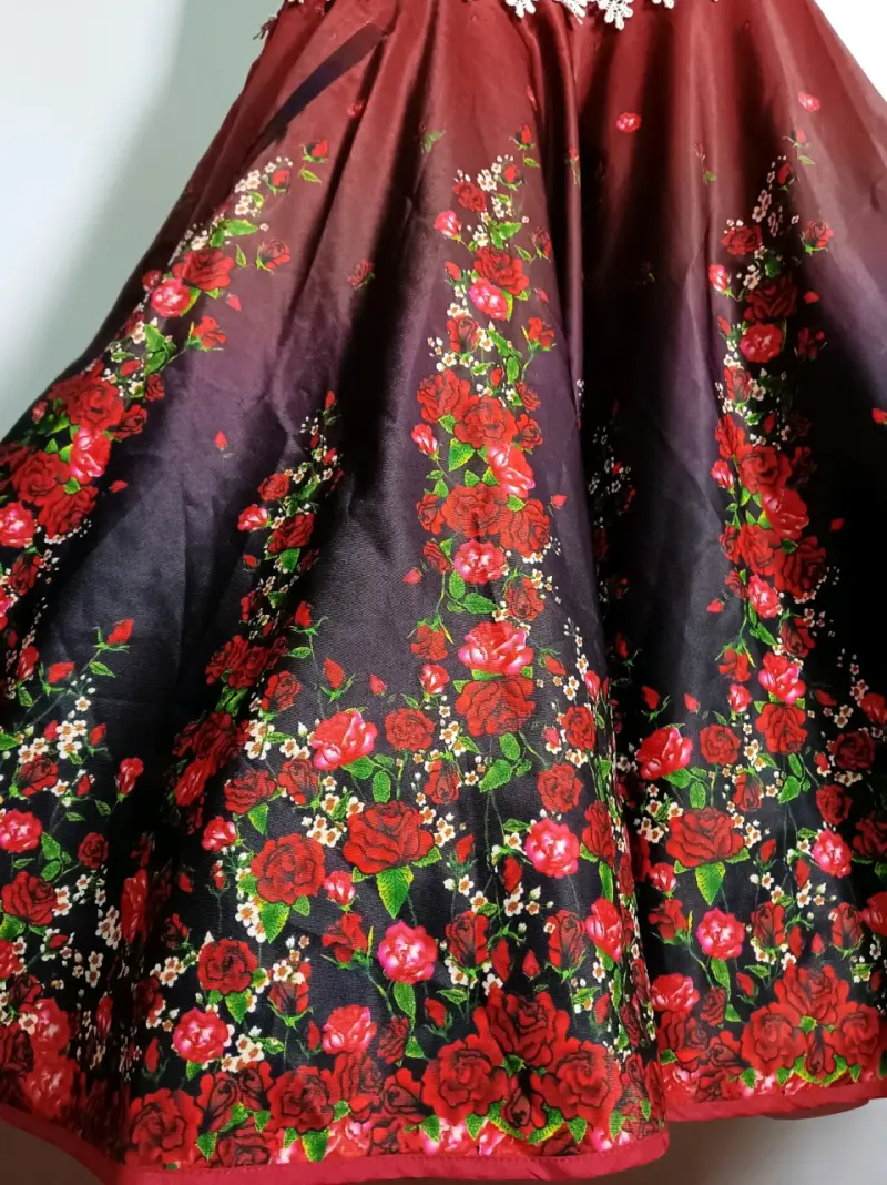 Vestido folclórico rojo con estampado floral - 4