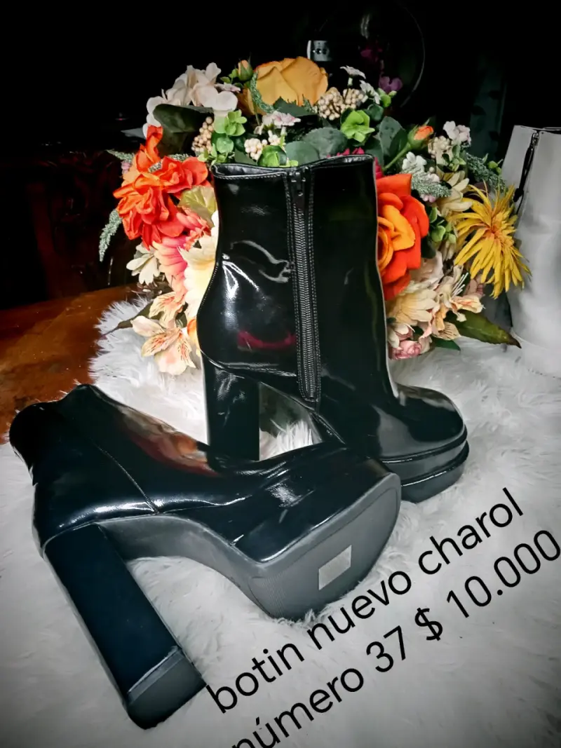 Botines de charol negro con tacón alto
