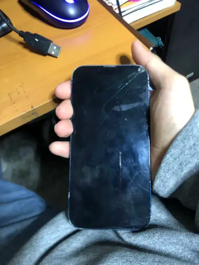 iPhone con pantalla dañada para repuestos - miniatura 1