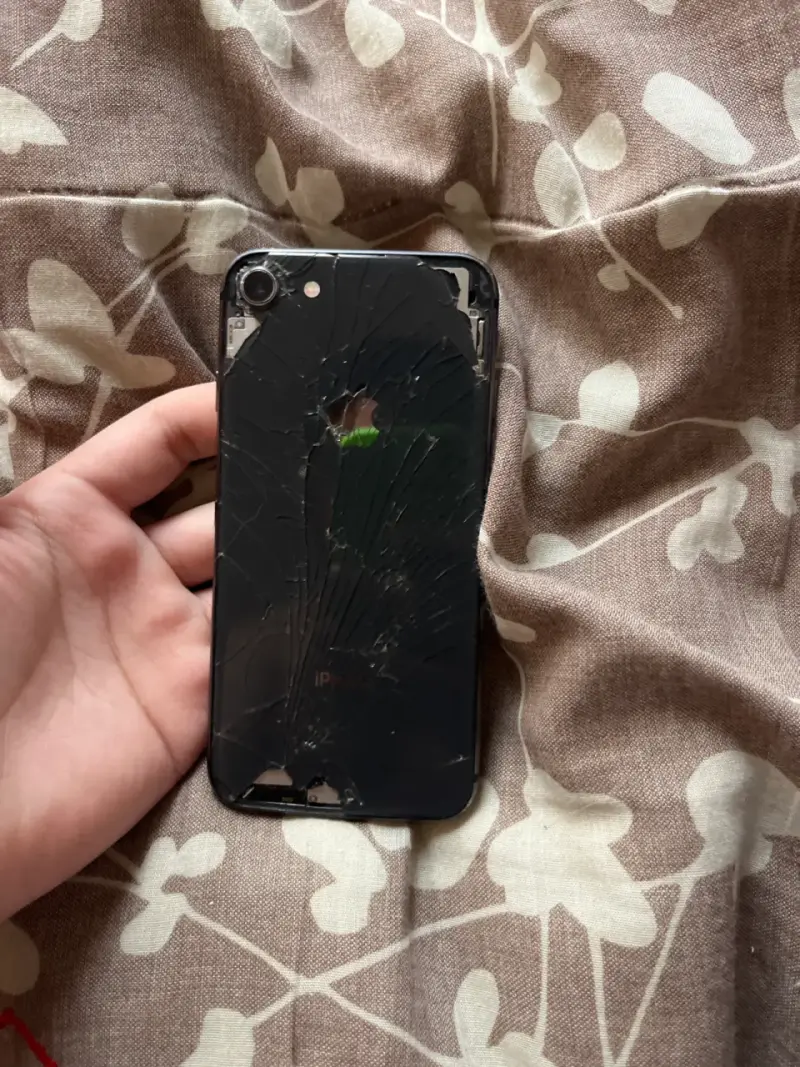 iPhone 8 con pantalla rota para repuestos - 2