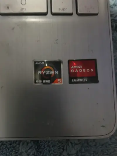 Laptop HP con AMD Ryzen 5 y Radeon Graphics - miniatura 1