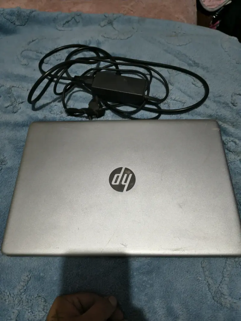 Laptop HP con AMD Ryzen 5 y Radeon Graphics - 2
