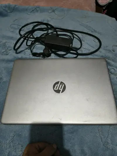 Laptop HP con AMD Ryzen 5 y Radeon Graphics - miniatura 2