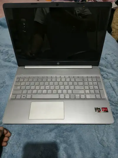 Laptop HP con AMD Ryzen 5 y Radeon Graphics - miniatura 4