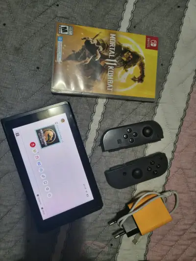 Nintendo Switch con Mortal Kombat 11 y accesorios - miniatura 1