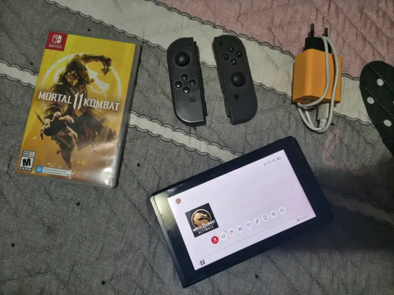 Nintendo Switch con Mortal Kombat 11 y accesorios - 2